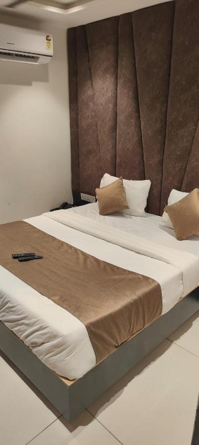 Prime View Hotel Ahmedabad Exteriör bild