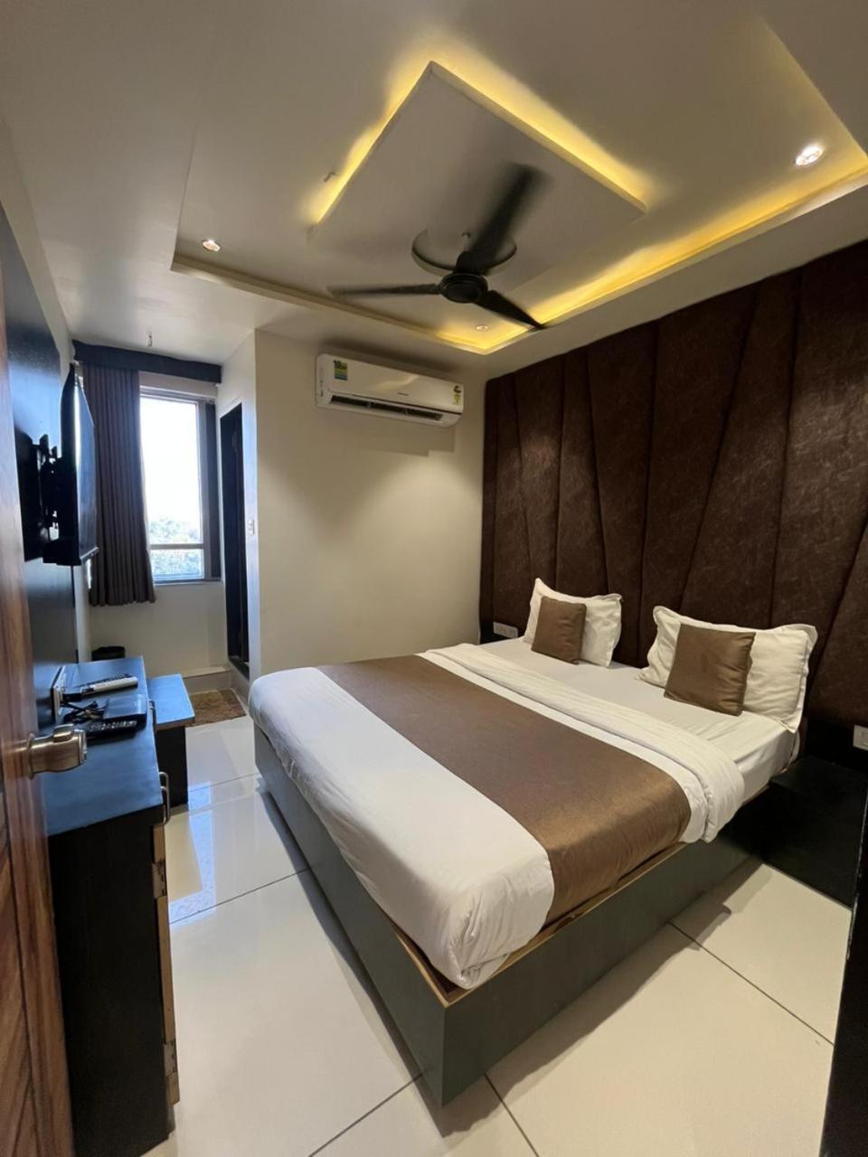 Prime View Hotel Ahmedabad Exteriör bild
