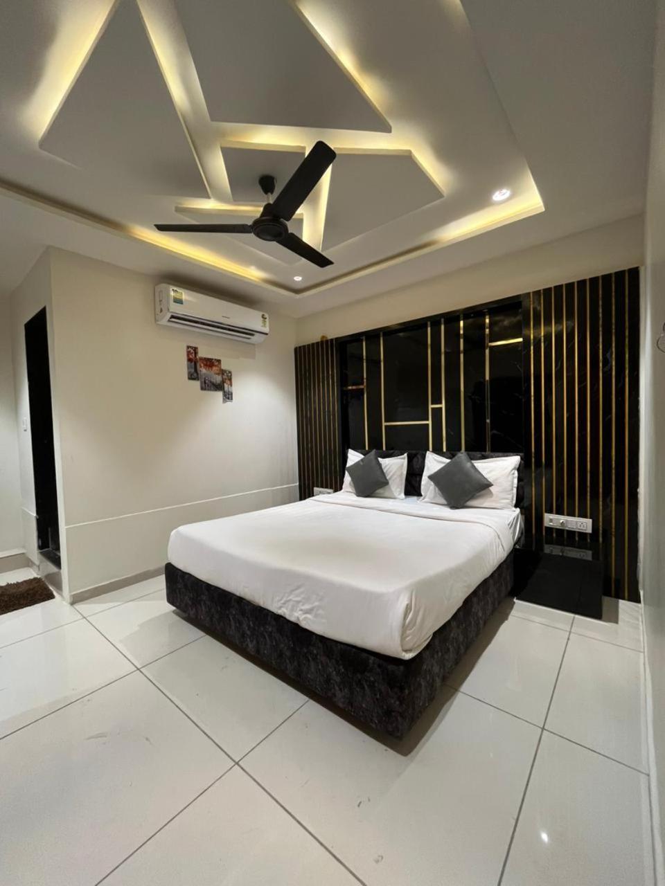 Prime View Hotel Ahmedabad Exteriör bild
